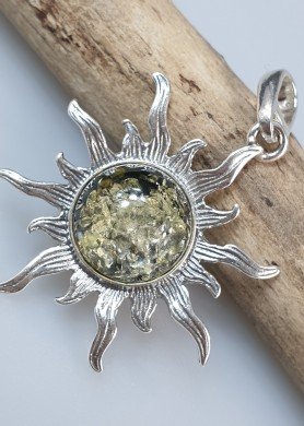 Žalio gintaro pakabukas "Saulė"