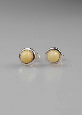 apvalūs Maži sidabriniai auskarai vinukai su baltu gintaru auskarai prie ausies