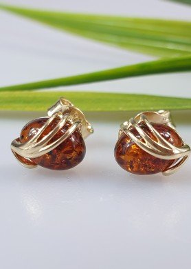 Paauksuoti maži auskarai prie ausies su gintaru