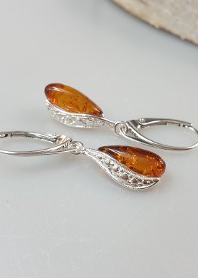 Dailūs sidabriniai auskarai su gintaru 