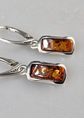 Sidabriniai kvadratiniai kabantys auskarai su gintaru