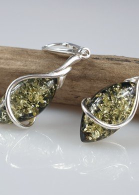 Sidabriniai auskarai su žaliu gintaru