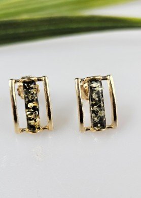 Auksiniai auskarai vinukai žaliu gintaru prie ausies