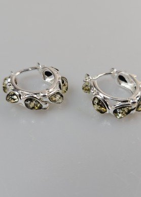 Sidabriniai auskarai žiedeliai prie ausies su žaliu gintaru 