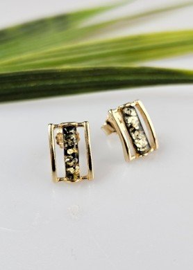 Auksiniai auskarai vinukai žaliu gintaru prie ausies