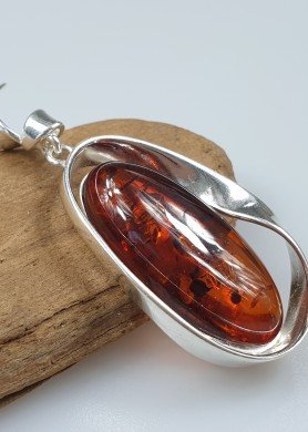 Sidabrinis pakabukas su gintaru