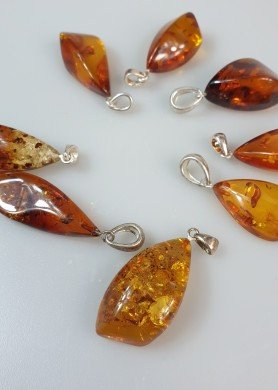 Pakabukas su gintaru  