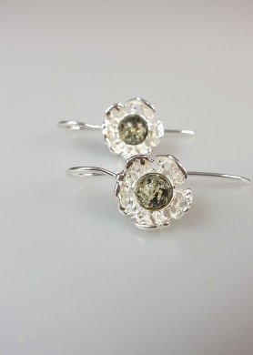 Sidabriniai auskarai su žaliu gintaru 