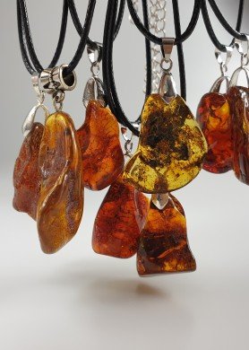 Gintarinis pakabukas, natūralaus neapdirbto gintaro grynuolis