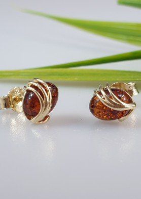 Paauksuoti maži auskarai prie ausies su gintaru