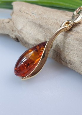 Paauksuotas sidabrinis mažas ir labai dailus pakabukas.