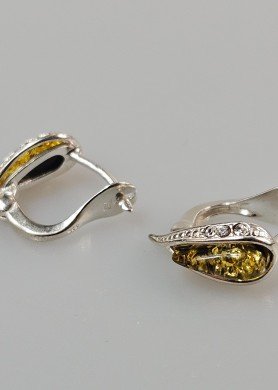 Sidabriniai auskarai prie ausies 