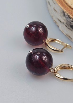 Raudono gintaro auskarai su auksu