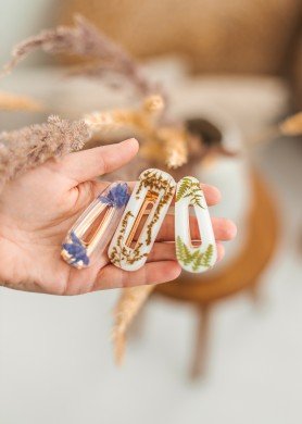 Plaukų sagutis su tikrais augalais