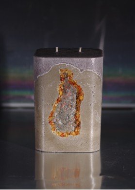 Didelė pilka palmių vaško žvakė betone