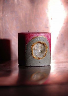 ​Raudona palmių vaško žvakė su jūrine kriaukle ir gintaru