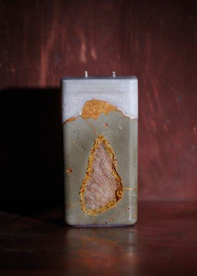 Pilka aukšta žvakė betone