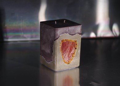 Didelė bordo spalvos palmių vaško žvakė betone