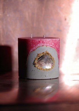 ​Raudona palmių vaško žvakė su Mother Of Pearl kriaukle ir gintaru