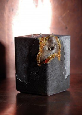 Didelė juoda palmių vaško žvakė betone