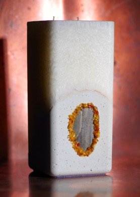 Aukšta palmių vaško žvakė su akmenimi ir gintaru