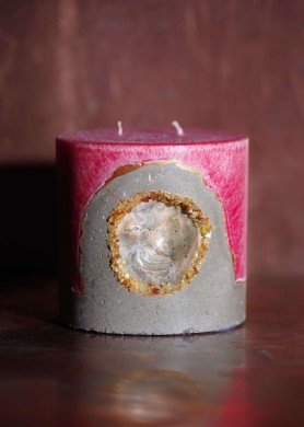 ​Raudona palmių vaško žvakė su jūrine kriaukle ir gintaru