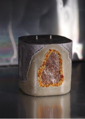 Didelė rusva palmių vaško žvakė betone