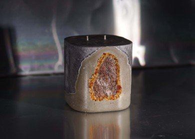 Didelė rusva palmių vaško žvakė betone