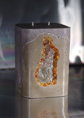 Didelė pilka palmių vaško žvakė betone