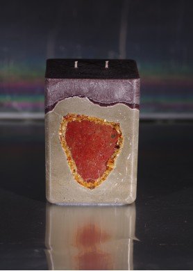 Didelė bordo spalvos palmių vaško žvakė betone