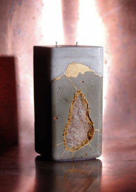 Pilka aukšta žvakė betone