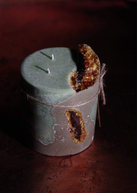 Žalia žvakė betone su medžiu