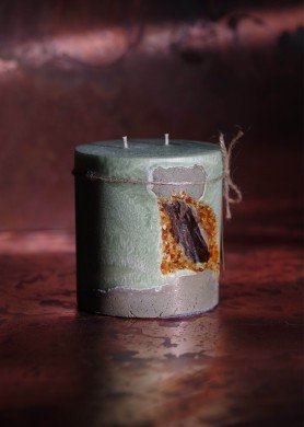 Žalia žvakė betone su medžiu