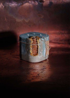 Kvadratinė-ovali žvakė su eglės skuja ir gintaru