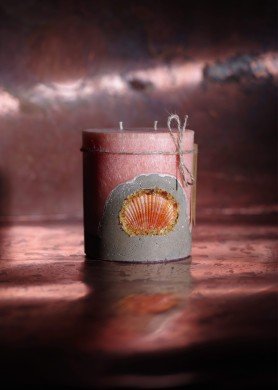 Oranžinė žvakė su jūrine kriaukle ir gintaru