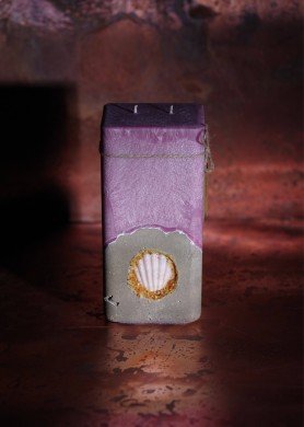 Aukšta rožinė kvadratinė žvakė su kriaukle