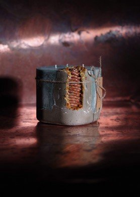 Kvadratinė-ovali žvakė su eglės skuja ir gintaru