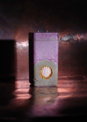 Aukšta rožinė kvadratinė žvakė su kriaukle