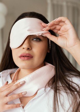 B Miego kaukė - natūralus Mulberry šilkas - spalva Švelniai rožinė