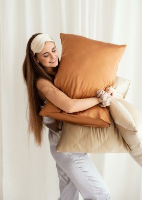 A Šilkinis pagalvės užvalkalas 50x70cm - spalva - Karamelė