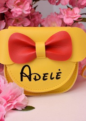 Geltonas rankinukas mergaitei su raudonu kaspinu