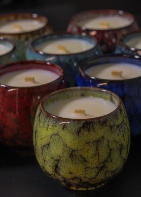 Žvakė keramikiniame indelyje