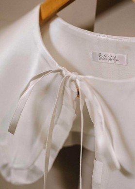 Balto perlo spalvos šilkinė apykaklė