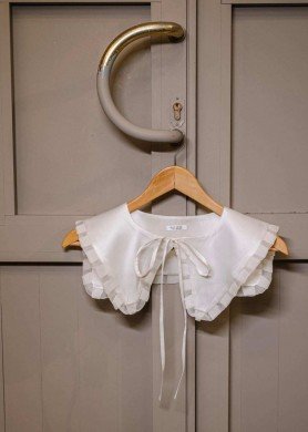 Balto perlo spalvos šilkinė apykaklė