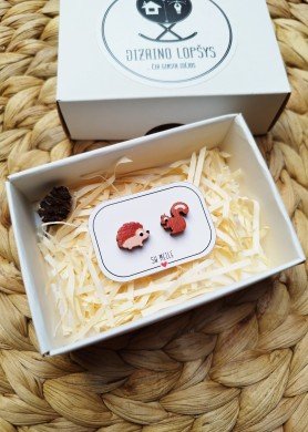 Mediniai rankų darbo auskarai ''Ežiukas ir voverytė''