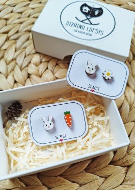 Mediniai rankų darbo auskarai Kiškutis ir morka / kiškis ir ramunė