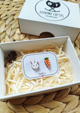 Mediniai rankų darbo auskarai Kiškutis ir morka / kiškis ir ramunė